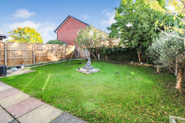 29, Griffon Close, Farnborough photo 4
