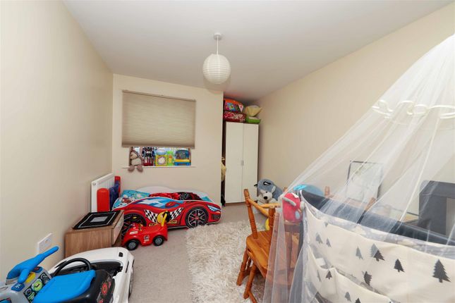 Flat for sale in Trout Road, Yiewsley, West Drayton