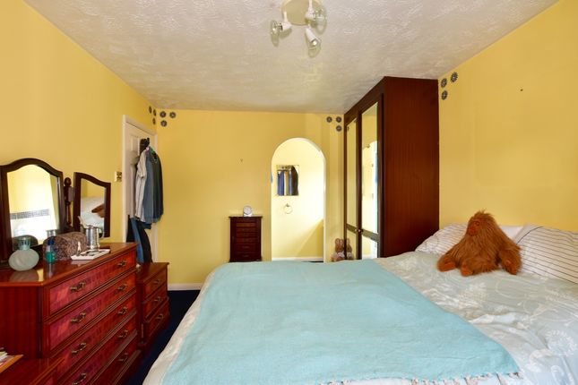 Room to rent in Room 1, Knighton Close, Crawley