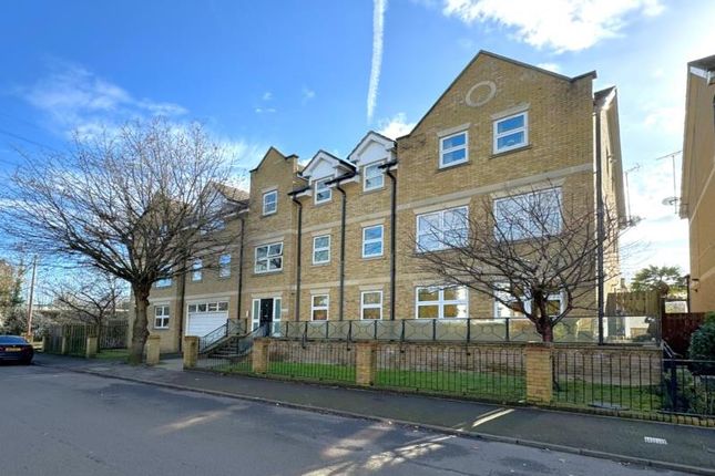 Thumbnail Flat to rent in Leacroft, Staines