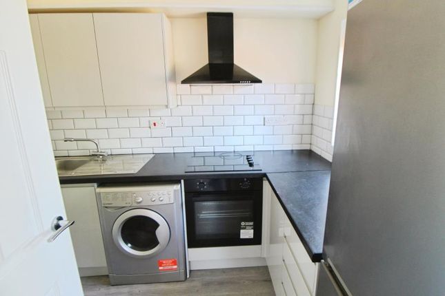 52, Kimberley Close, Slough photo 4