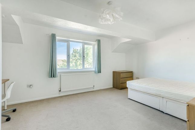 Wilkins Close, Colliers Wood photo 4