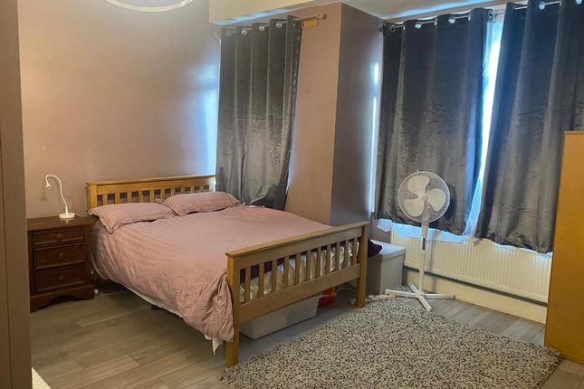 Studio house on Eswyn Road, Tooting, £800/mo