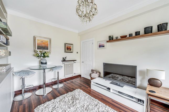 Mortimer Court, Flat 56, London photo 3