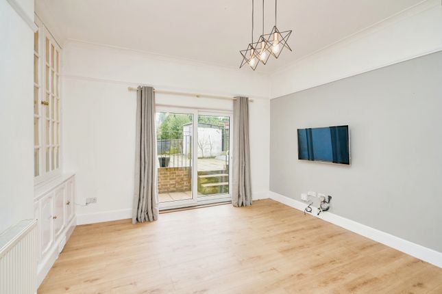 Flat 5, Culham Lodge Apartments, 31 Landguard Manor Road photo 5