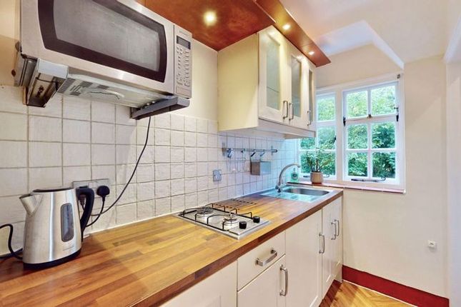 12 Barnett Homestead, Erskine Hill, Hampstead Garden Suburb photo 3