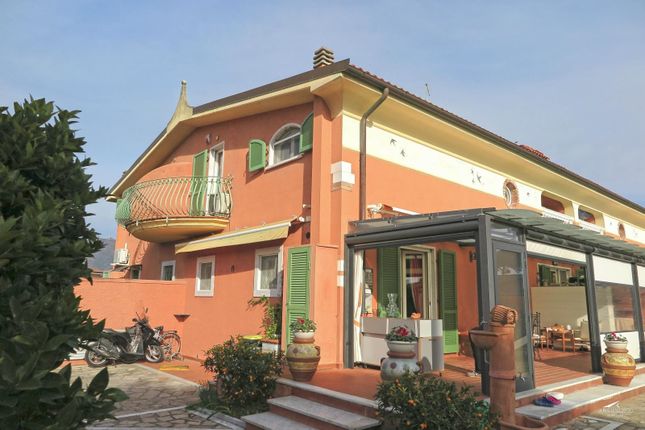 Semi-detached house for sale in Massa-Carrara, Carrara, Italy