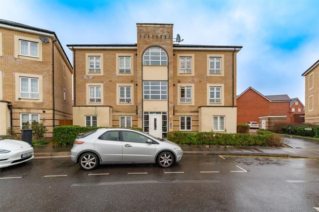 Thumbnail Flat for sale in Kings Reach, Slough