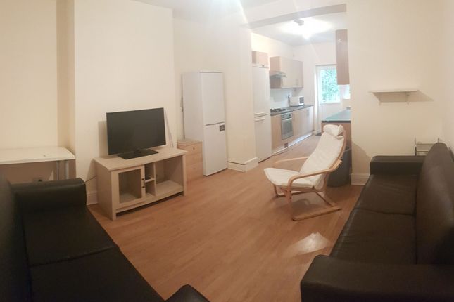 5-bed semi-detached on 3 Lathom Road, Manchester, £650/mo
