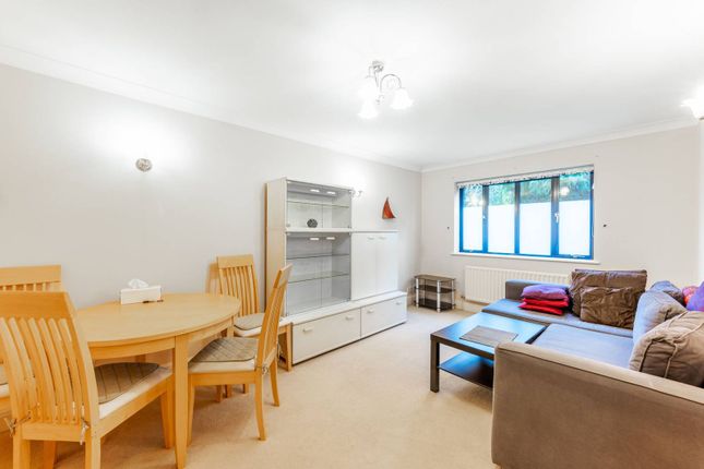 Flat to rent in Worcester Road, Sutton
