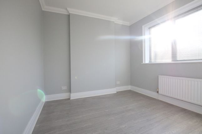 Flat to rent in Teignmouth Road, Willesden