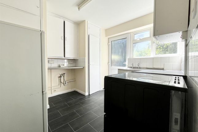 Maisonette to rent in Holtwhites Hill, Enfield