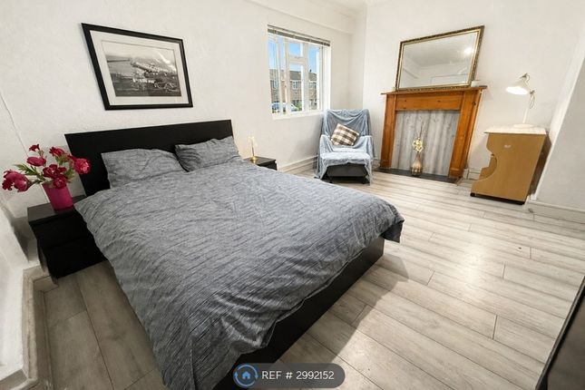 Trafalgar House, Bronti Close, London photo 5