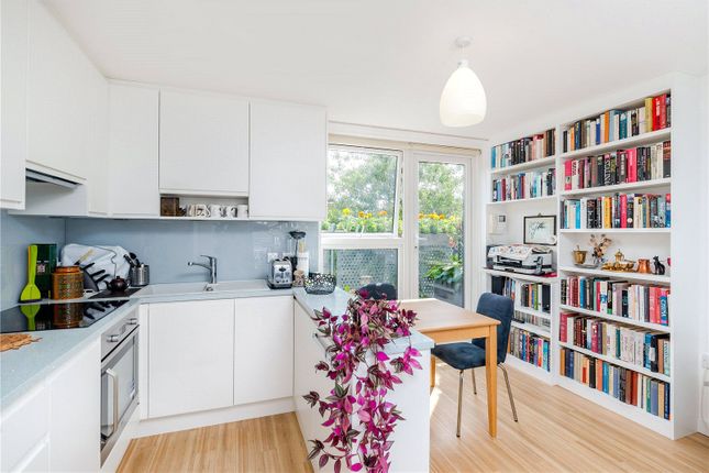 Flat for sale in Oakleigh Court, Murray Grove