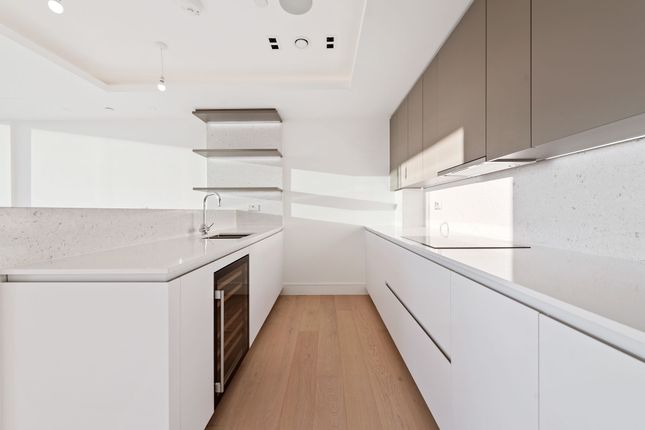 Apt 230, Carrara Tower, London photo 3