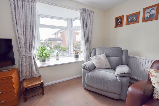 8, Queens Croft, Market Drayton photo 4
