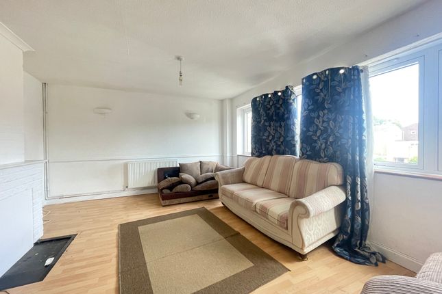 28, Rossgate, HEMEL HEMPSTEAD photo 2