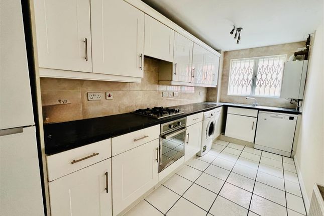 Flat to rent in Great North Way, London
