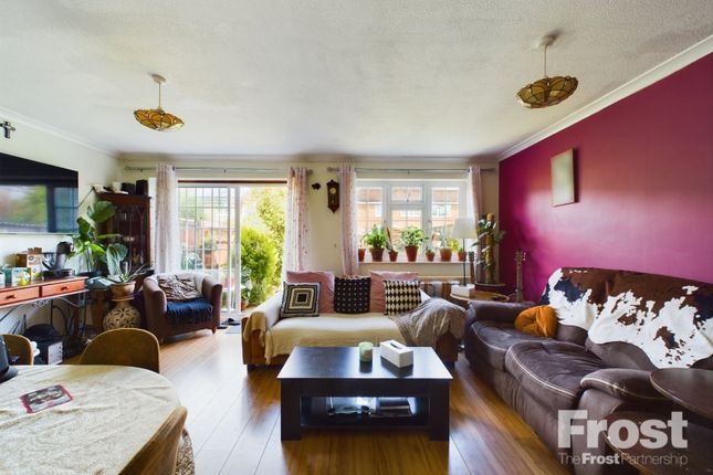 19, Robin Way, Surrey photo 2