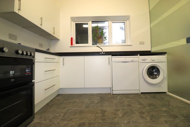 Room 3, 131, The Brent, Dartford photo 4