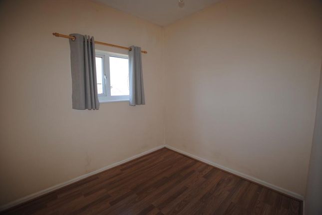 Flat to rent in Blakes Avenue, Witney, Oxon