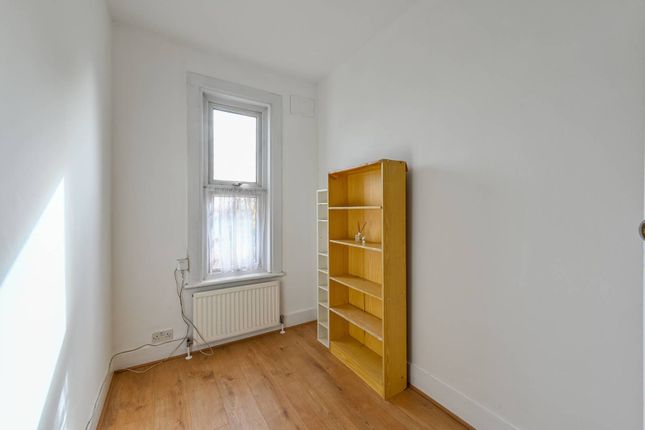 Flat to rent in Castlewood Road, Stamford Hill, London