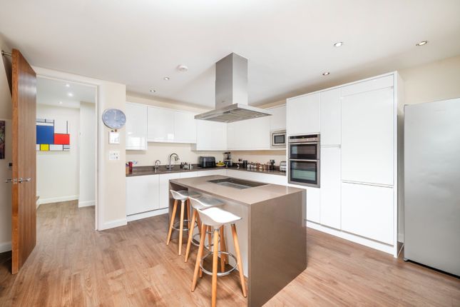 12 Wentworth Road, London, Greater London photo 4