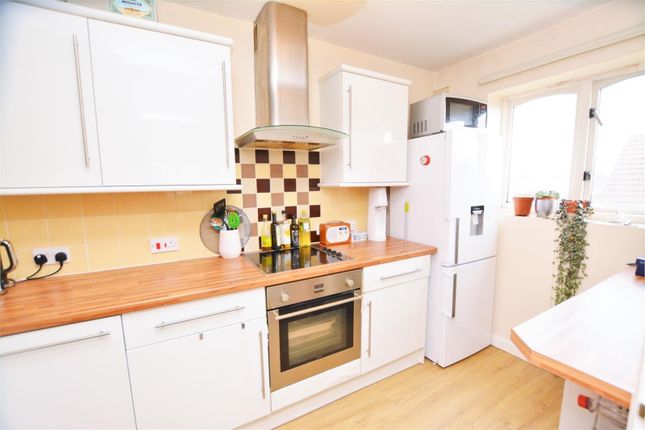 Flat 11 Wells Court, 9, Longfield Drive, London photo 2