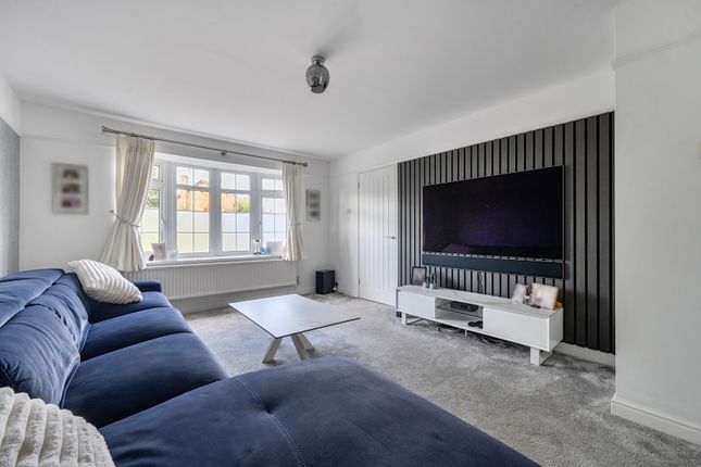 8, Heenan Close, Camberley photo 2