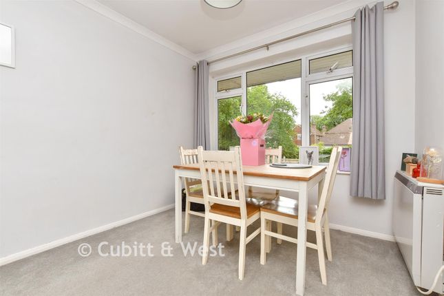27, Proctor Gardens, Great Bookham photo 3