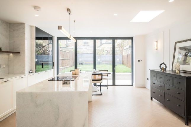 Flat A, 68, Gosberton Road, London photo 4