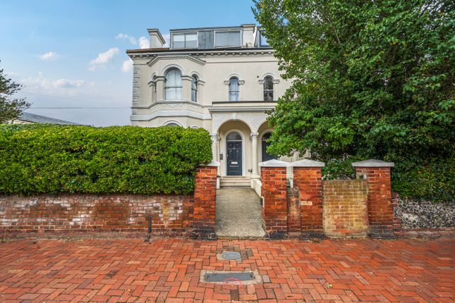 Studio flat on Farncombe Road, West Sussex, £850/mo
