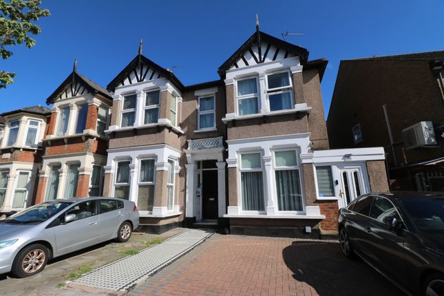 Flat for sale in Beaufort Gardens, Ilford, Essex