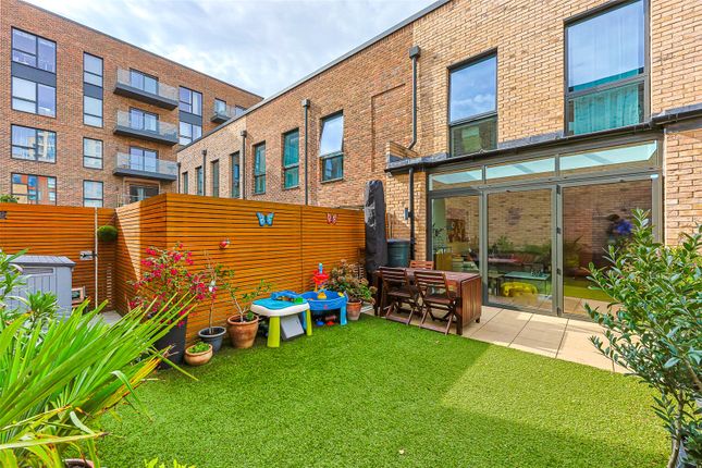 19, Hoy Close, Colindale photo 2
