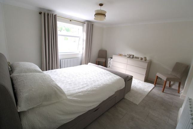 36, Llewellyn Street, Bridgend photo 4