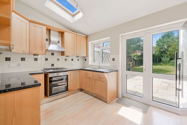 76 Cheshire Gardens, Chessington photo 3