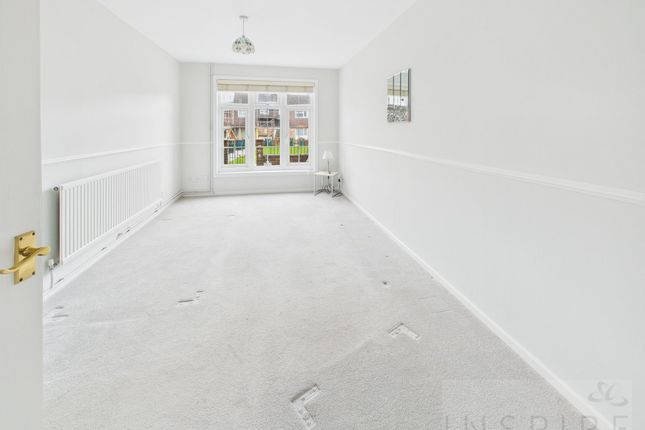 9 Kittiwake Close, Crawley photo 3