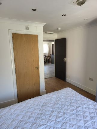 Eton Avenue, Hounslow photo 2