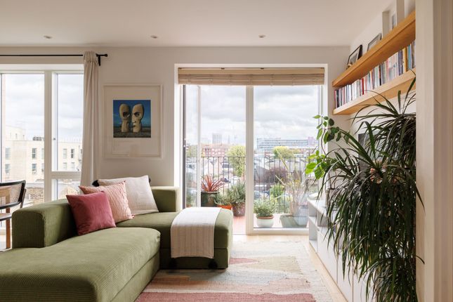 Flat 12, Embankment Court, London photo 2