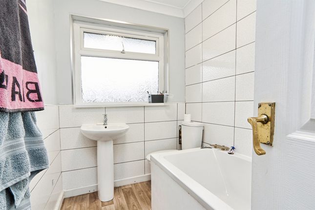 40, Westlands Drive, BRADFORD photo 4