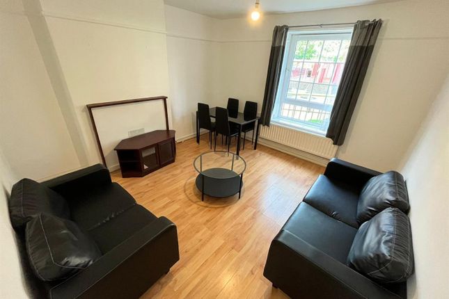 Flat to rent in Stockwell Gardens, London