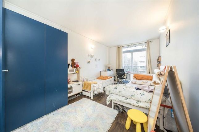 Flat 423, Maurer Court, John Harrison Way, London photo 4
