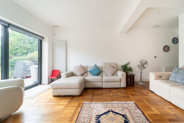 3-bed house on Lndn-Swa796 47,, Swakeleys Drive, London, £4,950/mo