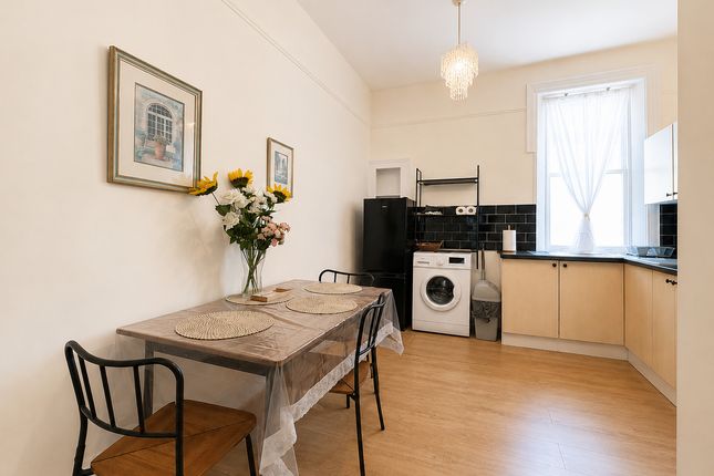 Flat Flat 1, 2, New Quebec Street, London photo 5