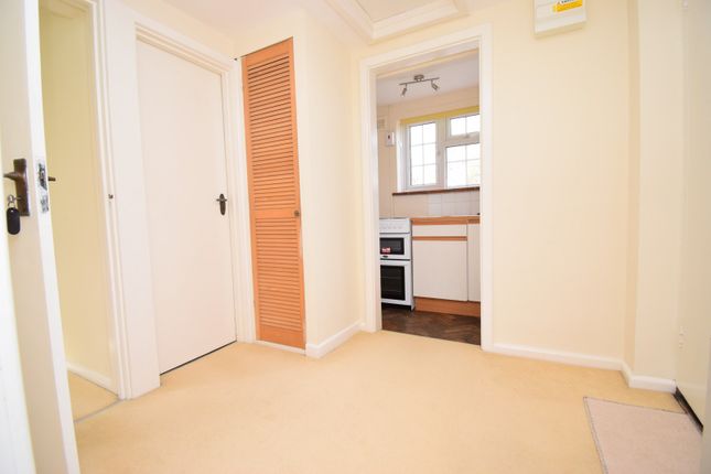 Flat to rent in Crown Lane, Farnham Royal, Slough