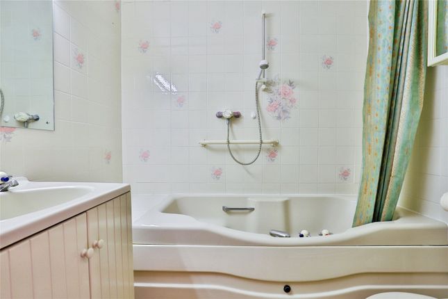 Flat 31 Palermo Court, 3, Durley Chine Road, Dorset photo 4