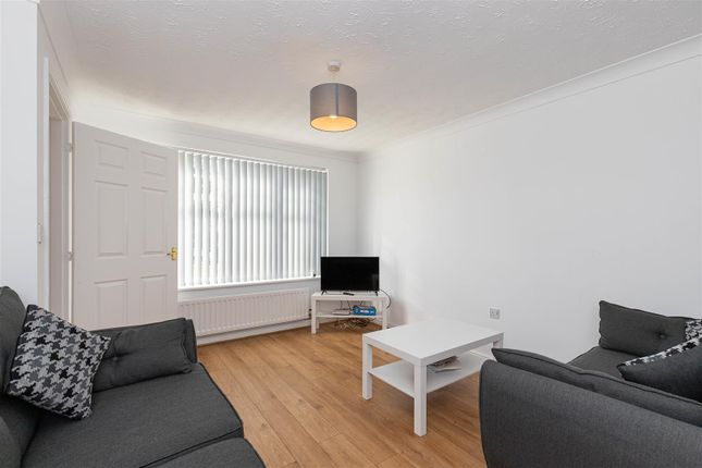 Lakeside Close, Stoke-On-Trent photo 3