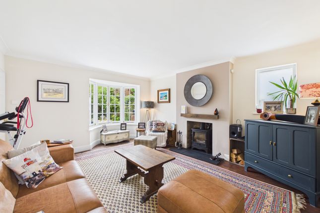 8 Morth Gardens, Horsham photo 2