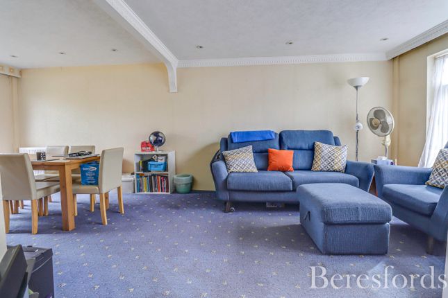 26, Broad Meadow, Brentwood photo 2