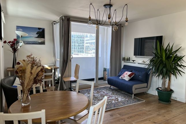 Thumbnail Flat to rent in Petticoat Tower, London
